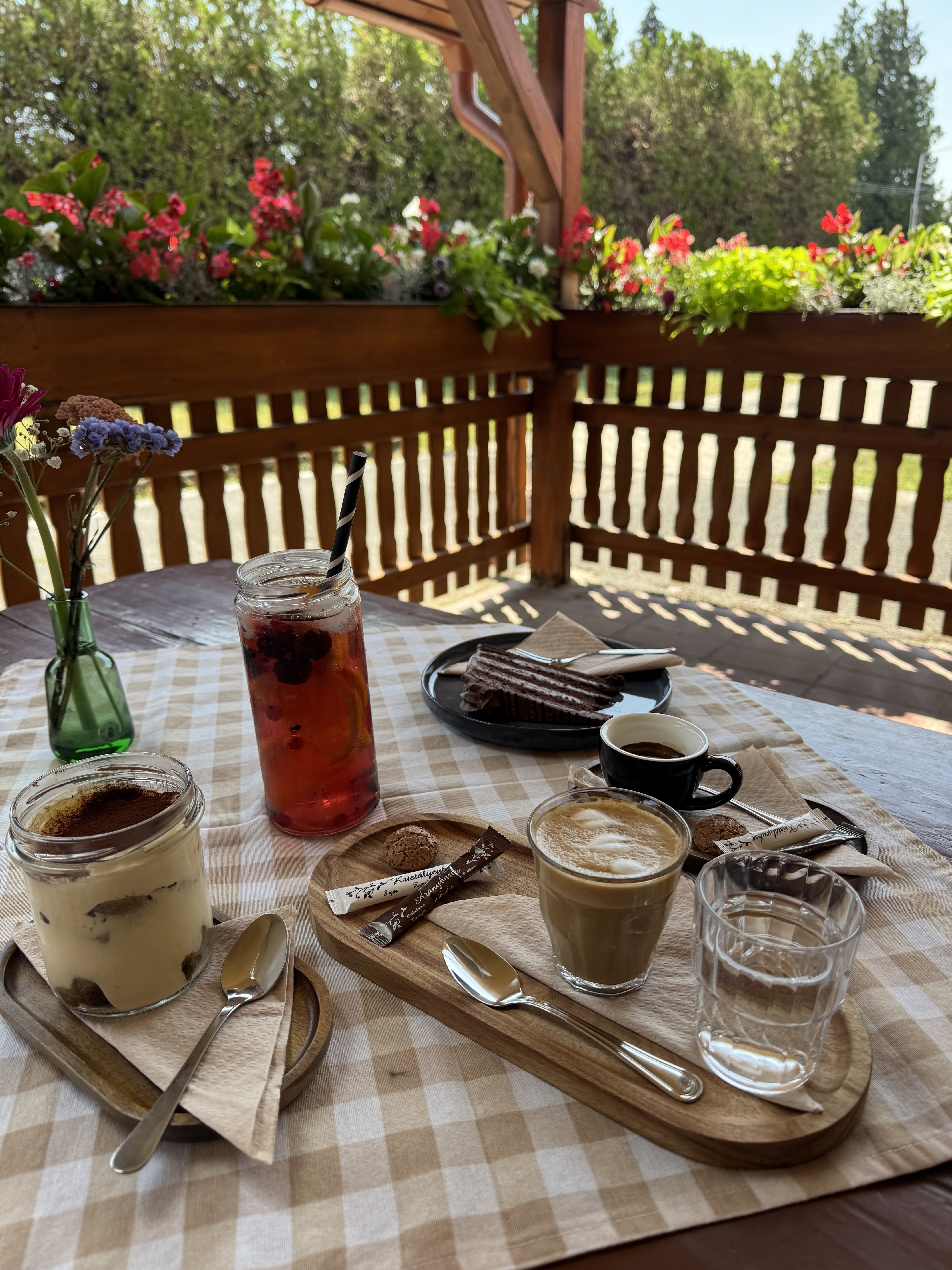 Alvég Caffé LuBen — teraszunk virágos hangulatban